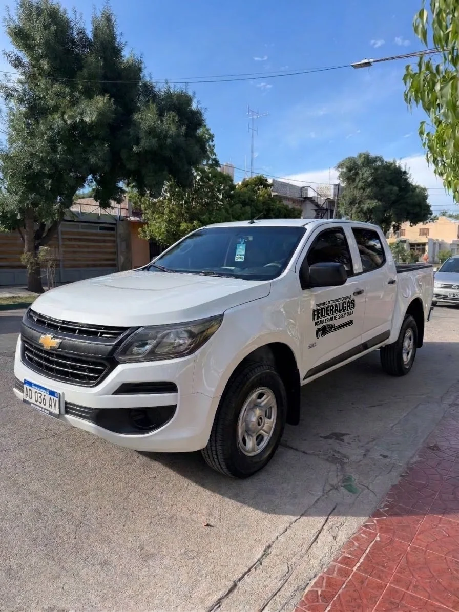 Camioneta de trabajo amarilla de Federal Gas